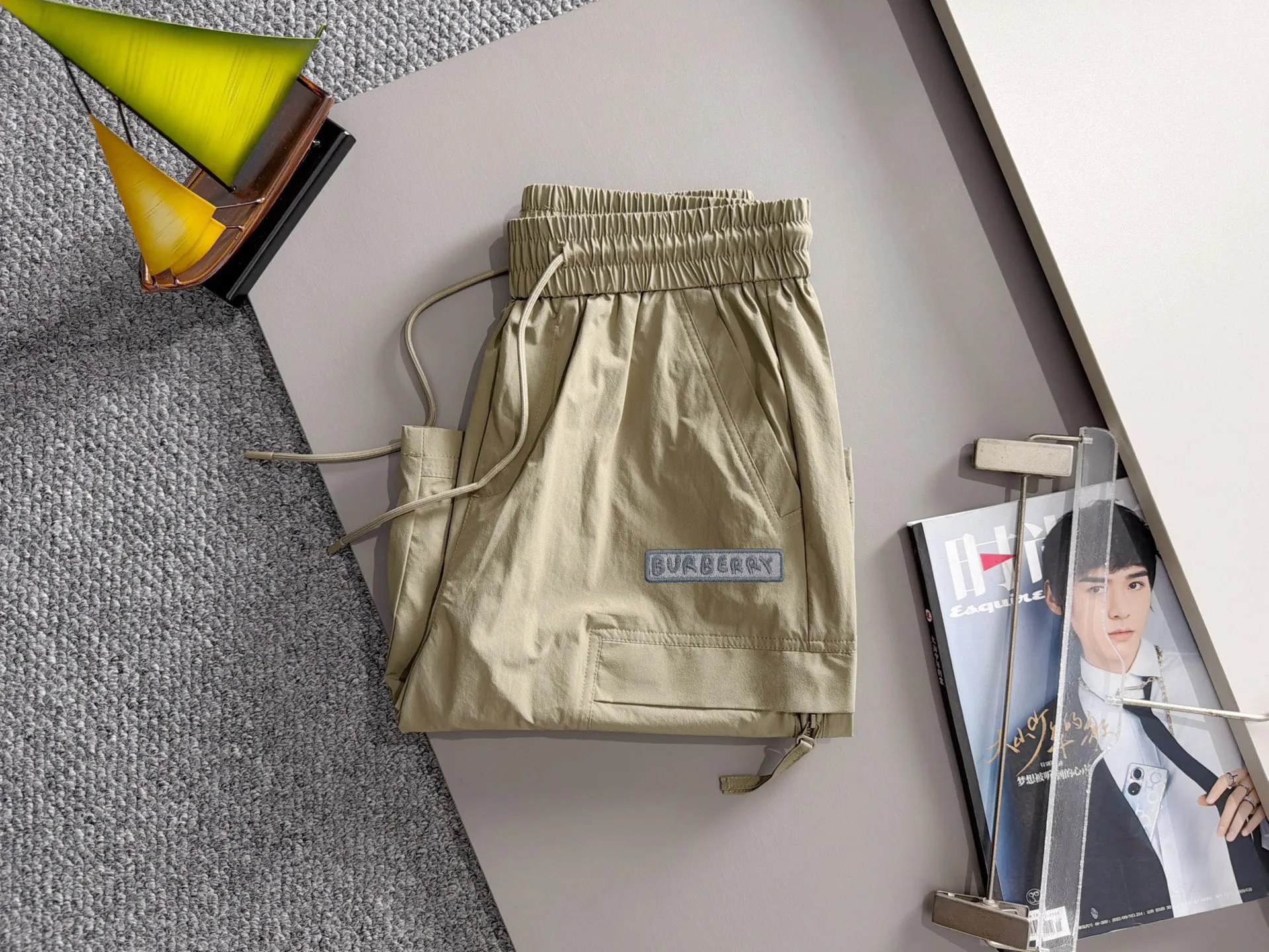 Burberry's 2026 spring and summer New Arrival elasticated casual shorts, made from counter-customized fabrics, Breathable, high comfort, impeccable details, brand element design concept, reflecting high quality. It feels delicate and soft! It presents a casual cut and the upper body shape is great! Sizes:M-4XL